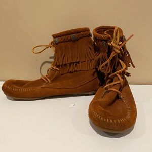EUC Minnetonka Double Fringe Tramper Boot Size 6